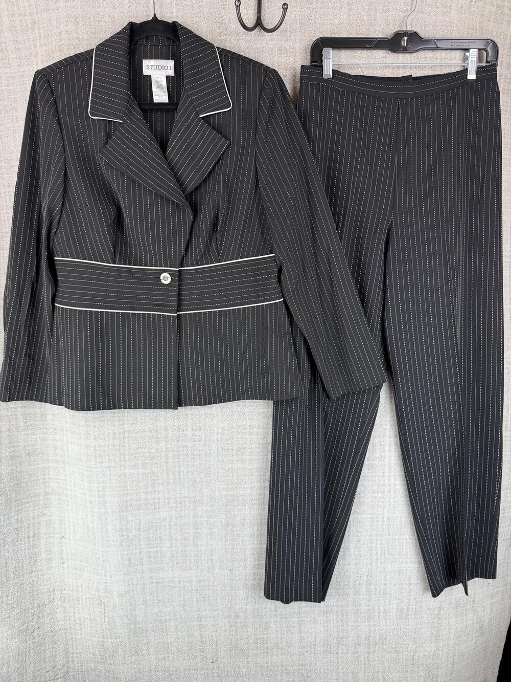 STUDIO I Pant Suit Womens 10 Black Pinstripe 3 Piece Tailored Polyester Spandex